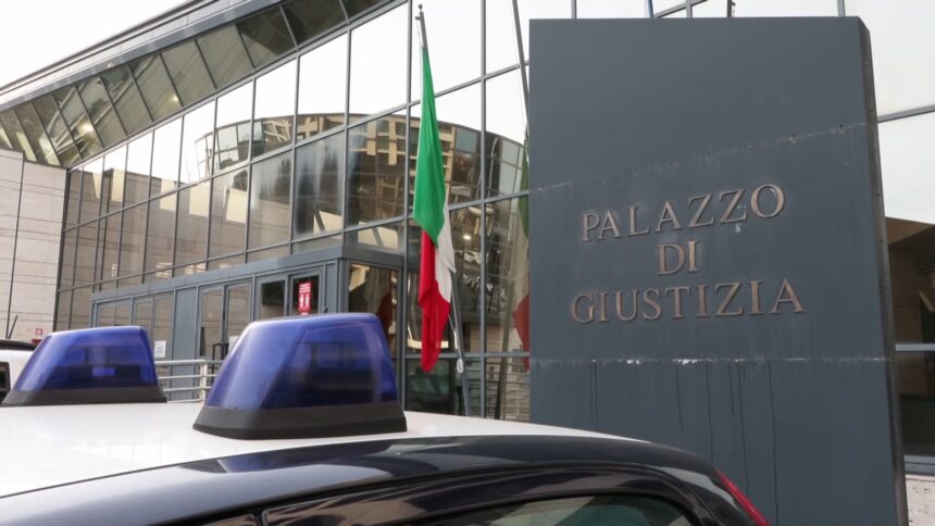 Ricattò un imprenditore riminese con video intimi: patteggia due anni 6 maggio 2026 La donna, arrestata in Bulgaria dopo l’indagine della squadra mobile di Rimini, ha risarcito la vittima con 20mila euro