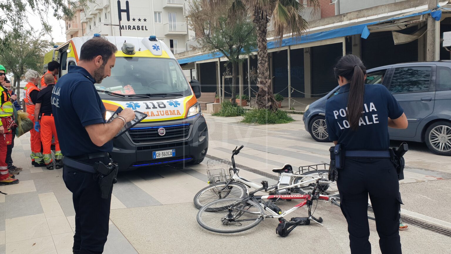 Scontro tra due ciclisti sul lungomare di Viserba: uno è grave [FOTOGALLERY]