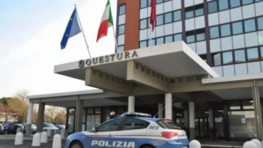 Rimini, una passante segnala un furto a un’auto in sosta: arrestati i due autori