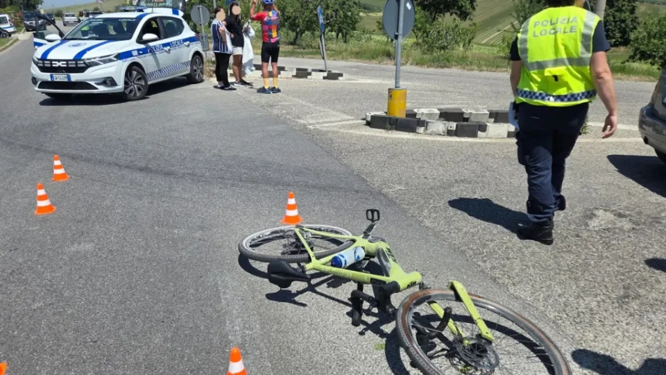 Scontro tra auto e e-bike. 65enne elistrasportato in ospedale