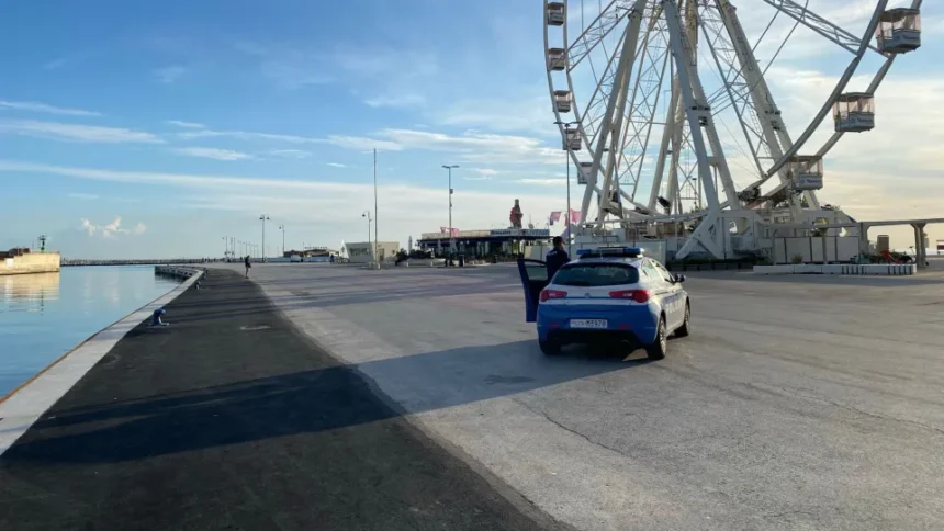 Rapina in spiaggia e resistenza. Minorenne finisce nei guai