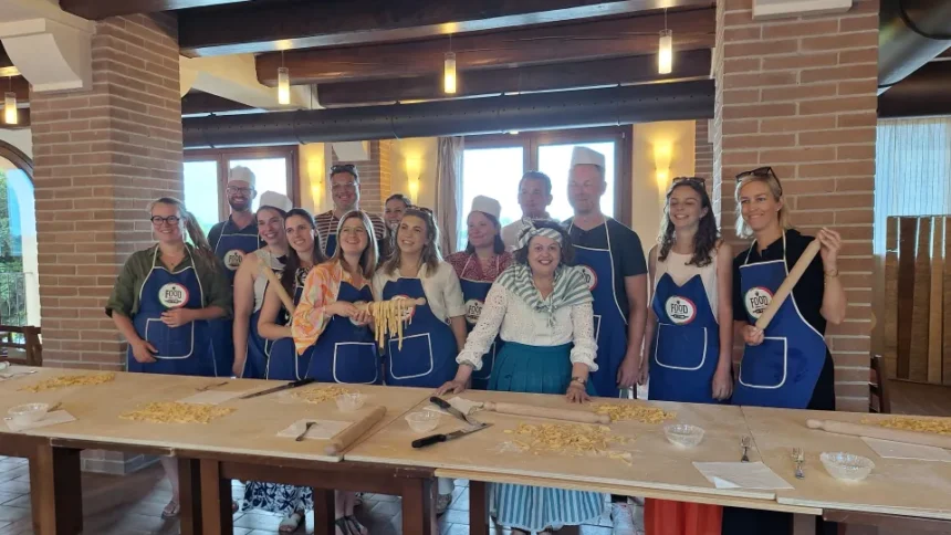 Turisti belgi gustano la Romagna, imparando a tirare le tagliatelle