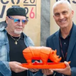 Il sindaco omaggia Vasco con il rinoceronte di Fellini