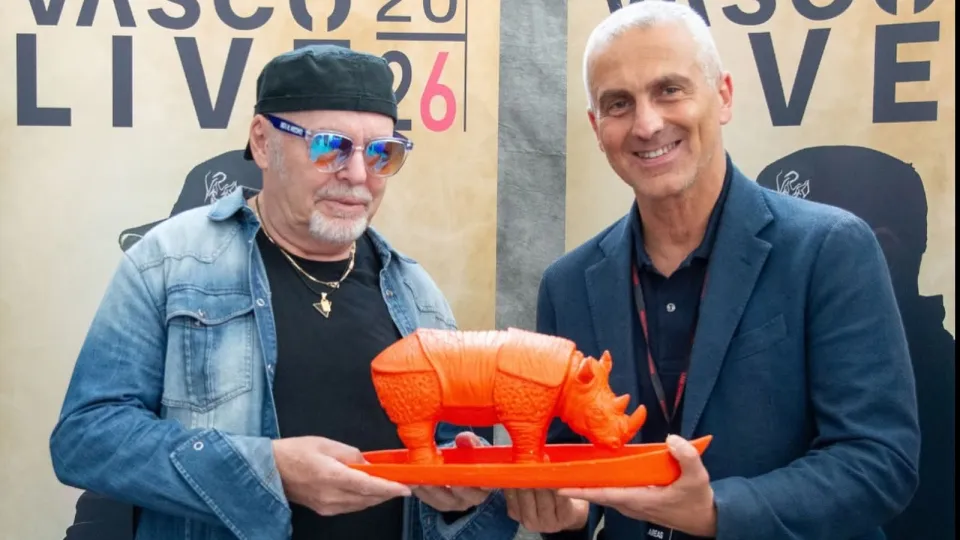 Il sindaco omaggia Vasco con il rinoceronte di Fellini