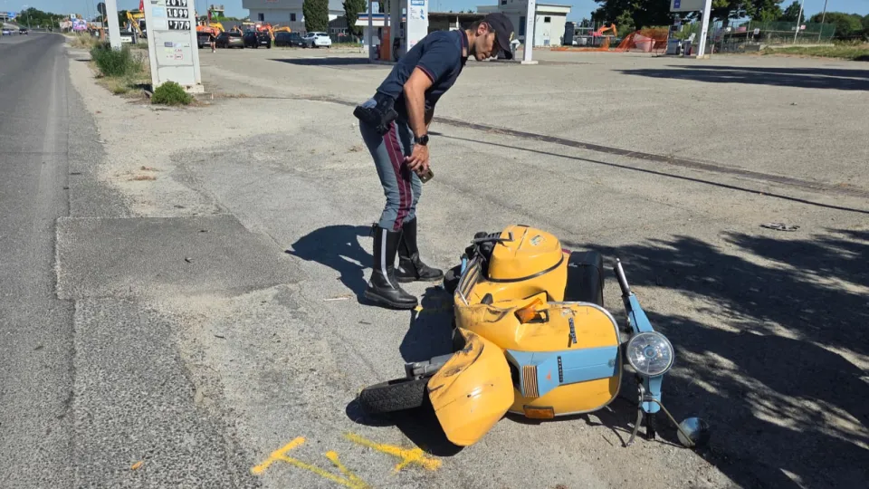 Incidente tra auto e Vespa sulla via Emilia. Due ferite trasportate al Bufalini