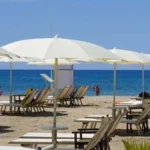 I rincari arrivano anche in spiaggia ma a Rimini un po’ di meno