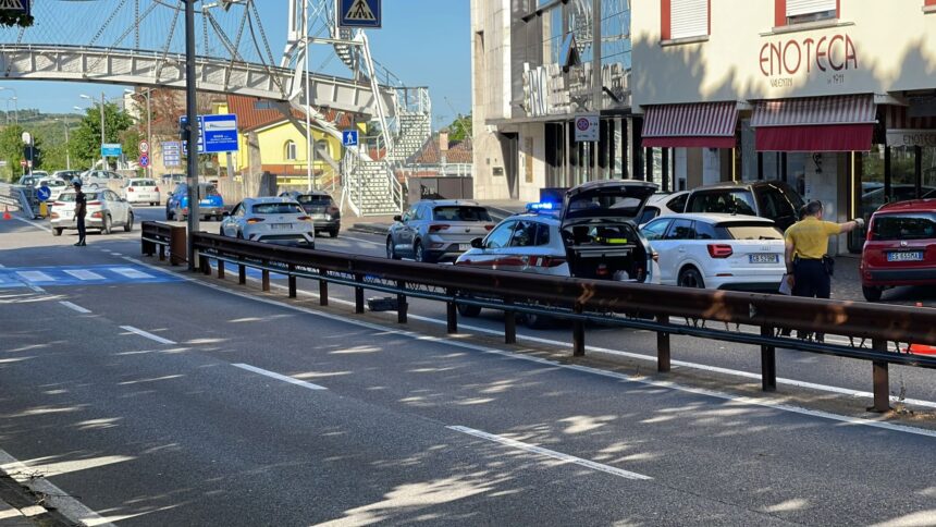 Donna investita mentre attraversa la superstrada sulle strisce