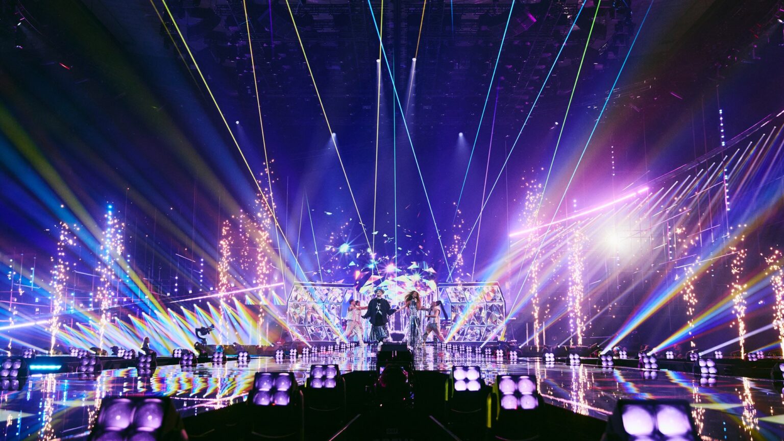 Nuove prove per Senhit e Boy George: sul palco look scintillanti e un’esplosione di luci