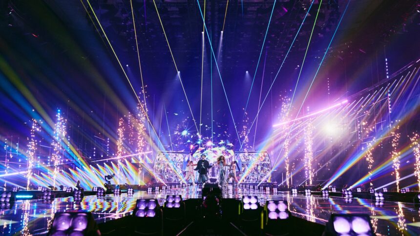 Nuove prove per Senhit e Boy George: sul palco look scintillanti e un’esplosione di luci
