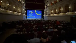 Al teatro Galli assaggi del Meeting 2026. Preziosi dà voce a Galileo