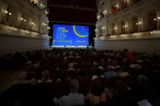 Al teatro Galli assaggi del Meeting 2026. Preziosi dà voce a Galileo