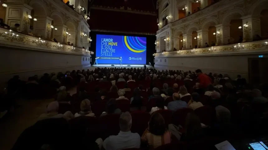 Al teatro Galli assaggi del Meeting 2026. Preziosi dà voce a Galileo