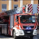 Fiamme nel capanno degli attrezzi, il proprietario lievemente intossicato