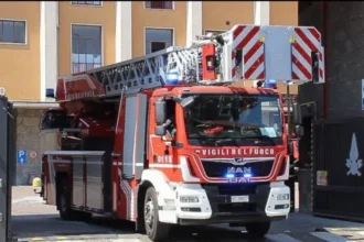Fiamme nel capanno degli attrezzi, il proprietario lievemente intossicato