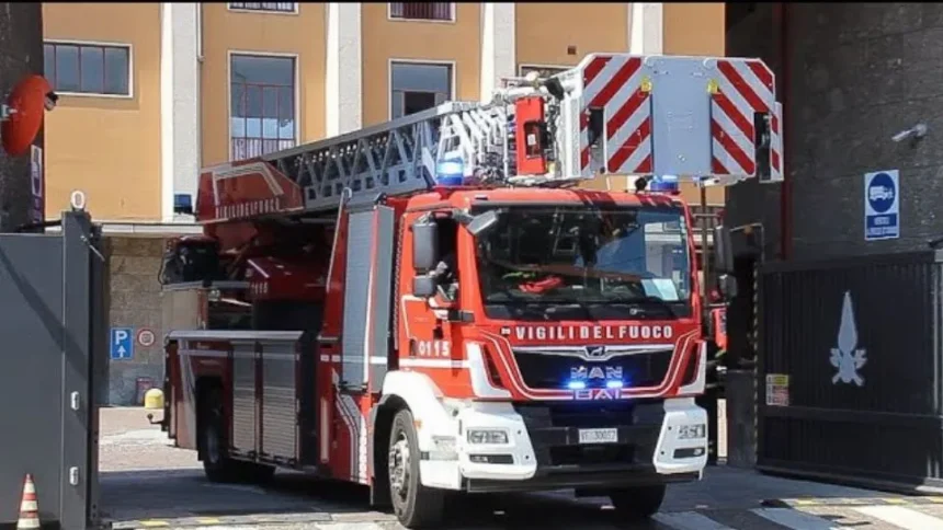 Fiamme nel capanno degli attrezzi, il proprietario lievemente intossicato
