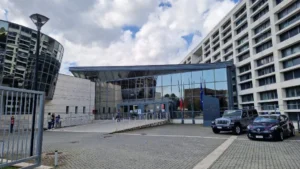 Dopo la condanna, continua a perseguitare un avvocato riminese