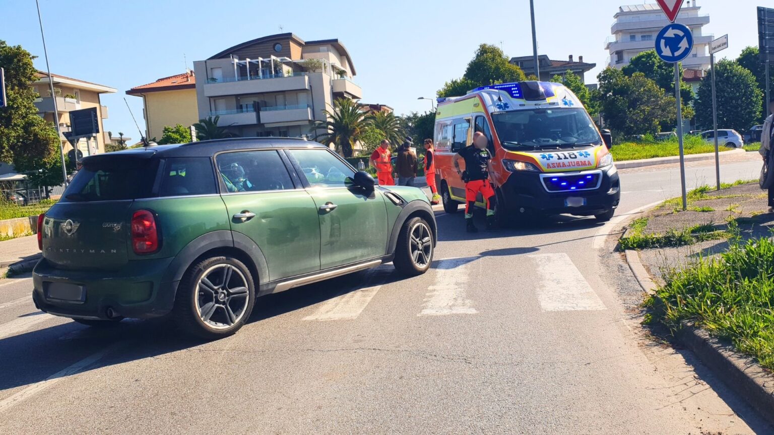 Donne investita sulle striscie in Via Rosmini