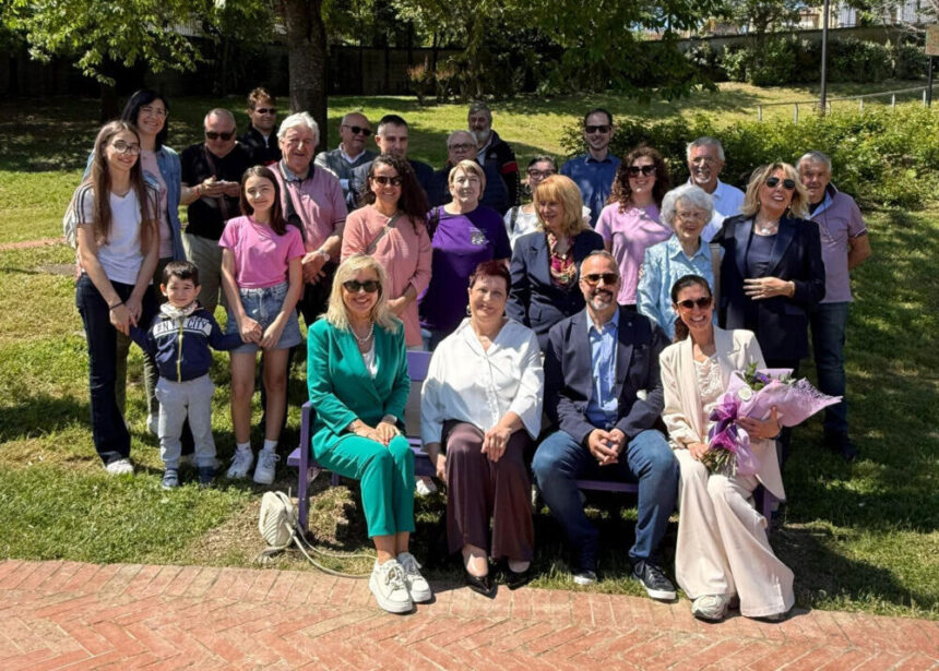 San Marino – Giornata Mondiale della Fibromialgia, a Montegiardino inaugurata la terza Panchina Viola per sensibilizzare e sostenere chi soffre