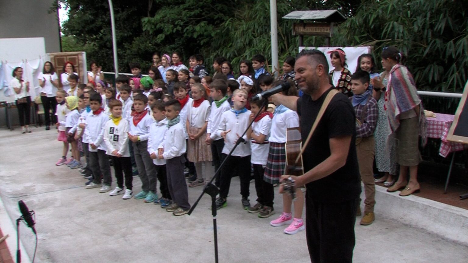 I bambini di Montegiardino cantano con Mirko Casadei