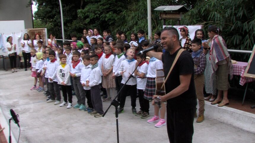I bambini di Montegiardino cantano con Mirko Casadei
