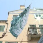 Biennale di Venezia, “Marea” trasforma Corte Nova in un mare di lenzuola azzurre