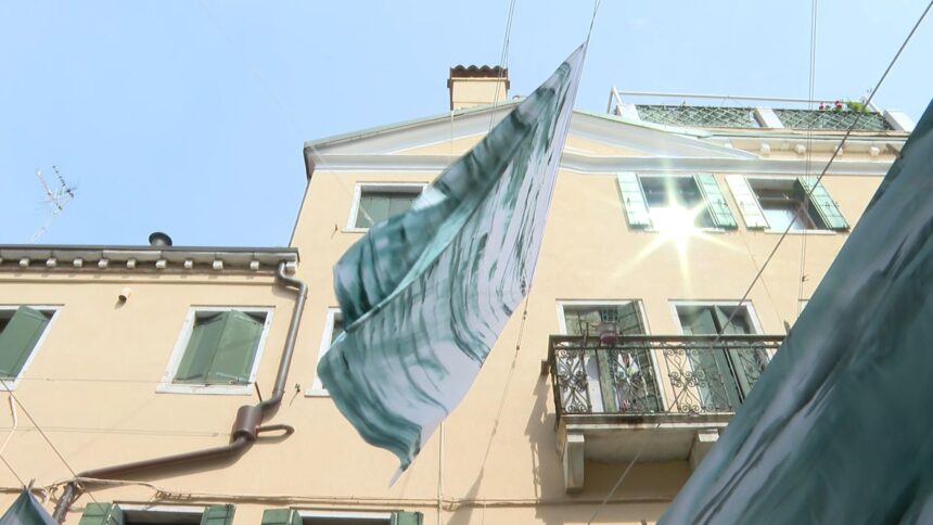 Biennale di Venezia, “Marea” trasforma Corte Nova in un mare di lenzuola azzurre