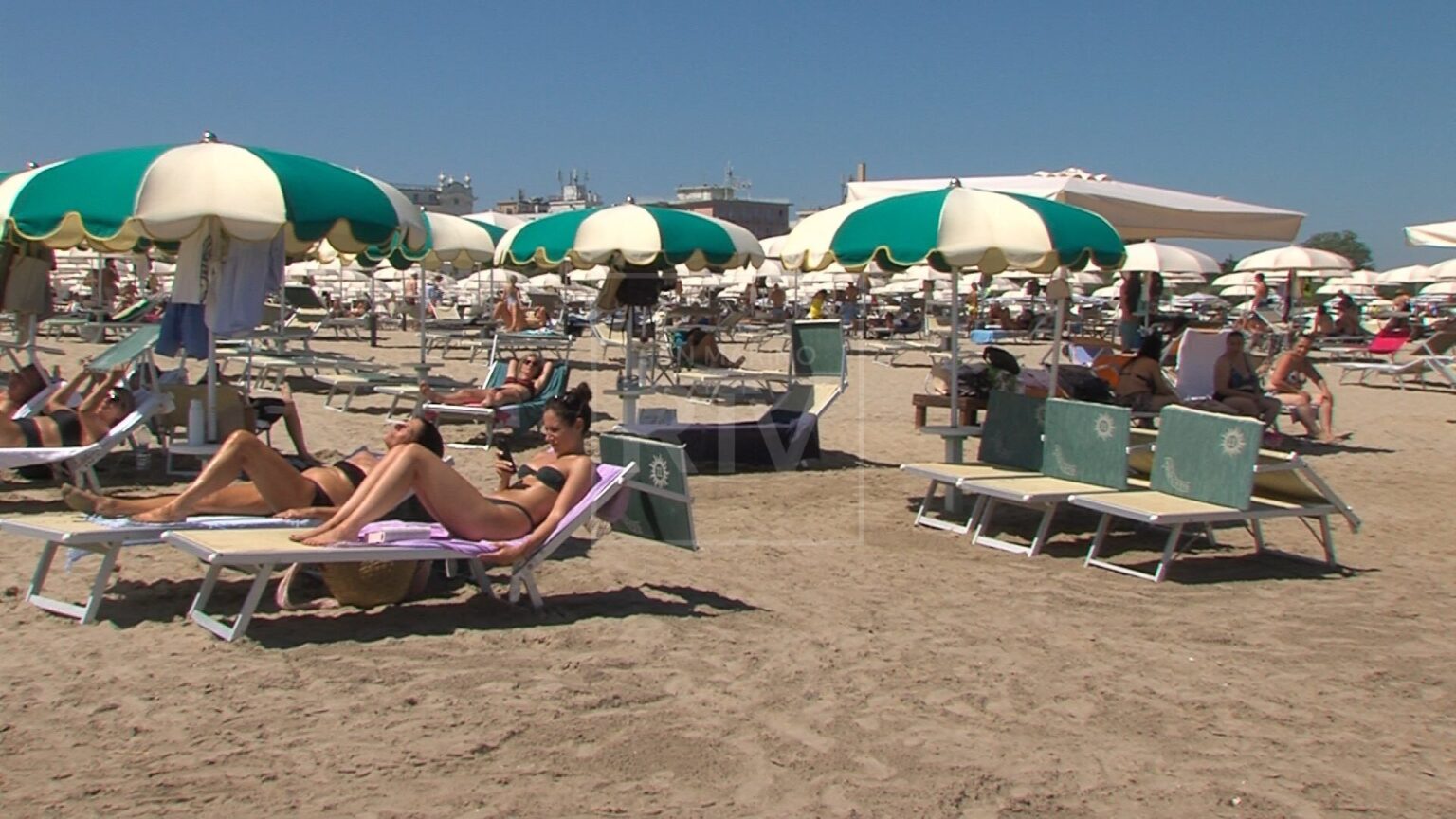 Rimini dice stop alle sigarette sotto l’ombrellone