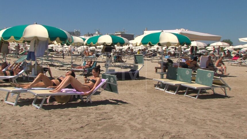 Rimini dice stop alle sigarette sotto l’ombrellone