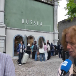 Biennale, il Padiglione russo chiude dopo la press preview: tensioni e manifestazioni in città