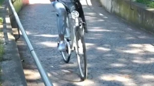 I Carabinieri fermano lo spacciatore in bicicletta: cocaina nella camera d’hotel