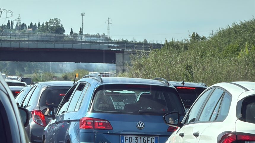 A14, traffico in tilt al rientro dal ponte, mezzo in fiamme tra Pesaro e Cattolica