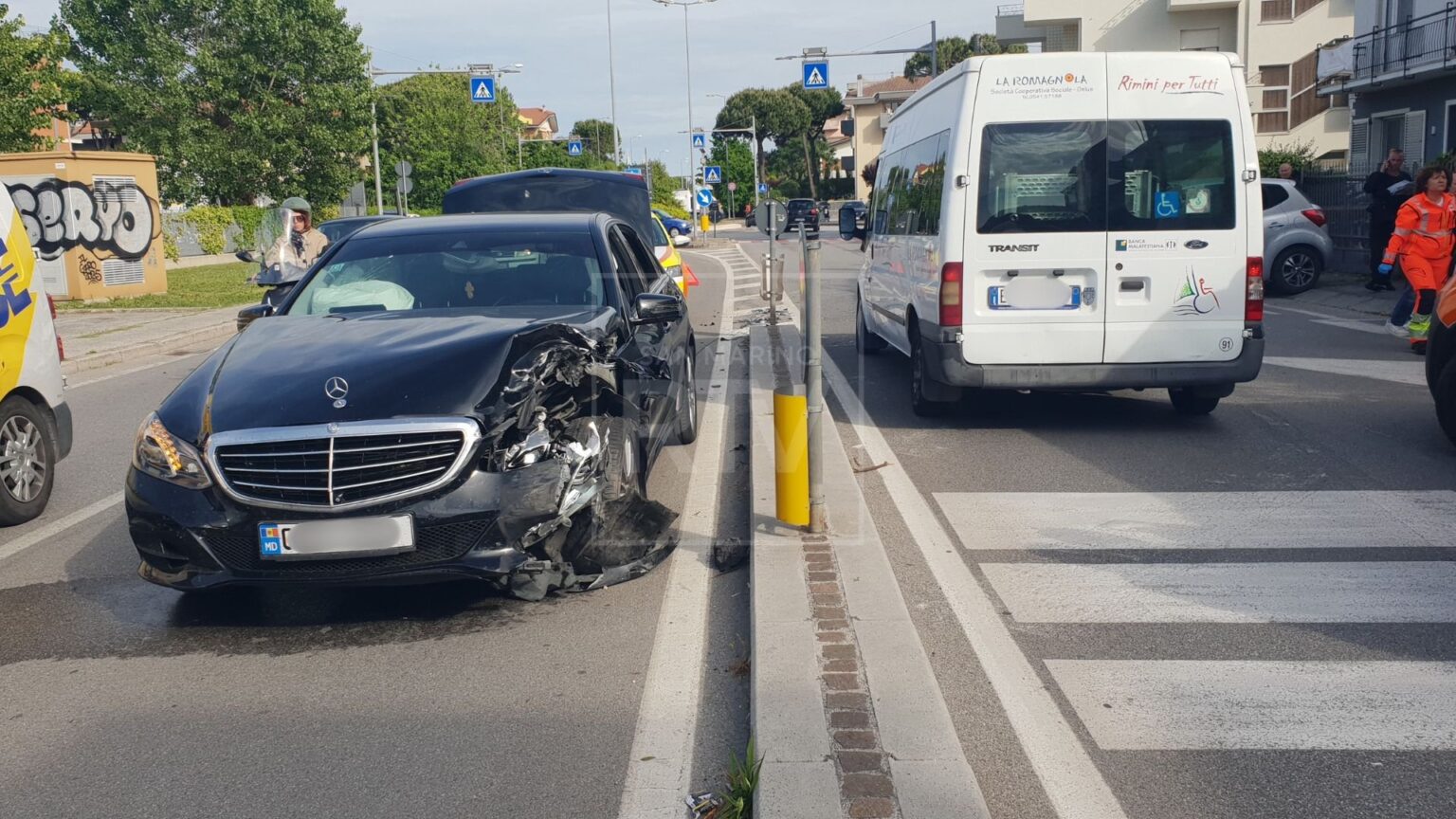 Rivazzurra, auto contromano provoca uno scontro frontale [FOTO]