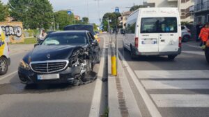 Rivazzurra, auto contromano provoca uno scontro frontale [FOTO]