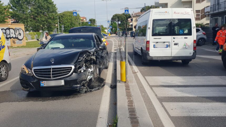 Rivazzurra, auto contromano provoca uno scontro frontale [FOTO]