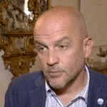 RF PARLA CON DUE VOCI: BECCARI DEVE DIMETTERSI O NO? Il partito non lo scrive, il coordinatore Marco Podeschi lo scrive nei post su Facebook … di Marco Severini