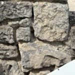 San Marino, sfregio al Patrimonio UNESCO. La denuncia sopcial: bullonano targhette di alluminio sui merli delle antiche mura per i tavolini del bar