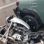 Morciano, perde il controllo della moto e si schianta contro due auto: grave un 65enne