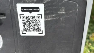 Truffa dei falsi QR code sui parcometri: l’amministrazione mette in guardia