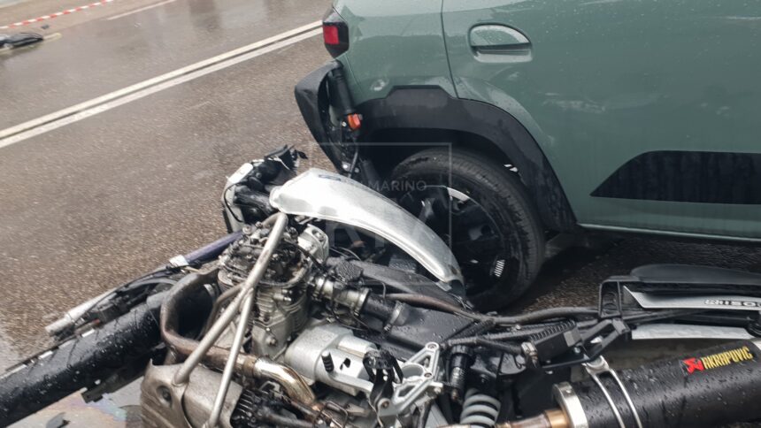 Morciano, perde il controllo della moto e si schianta contro due auto: grave un 65enne [fotogallery] 15 maggio 2026 Lo schianto in via Abbazia nel tardo pomeriggio. Strada chiusa al traffico durante i soccorsi