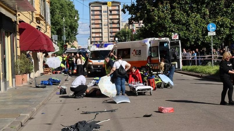 Auto piomba su pedoni a Modena: 7 i feriti, accoltellato un passante