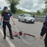 Automobilista investe ciclista sulla statale. Elitrasportato al Bufalini