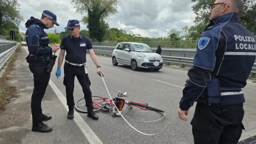 Automobilista investe ciclista sulla statale. Elitrasportato al Bufalini