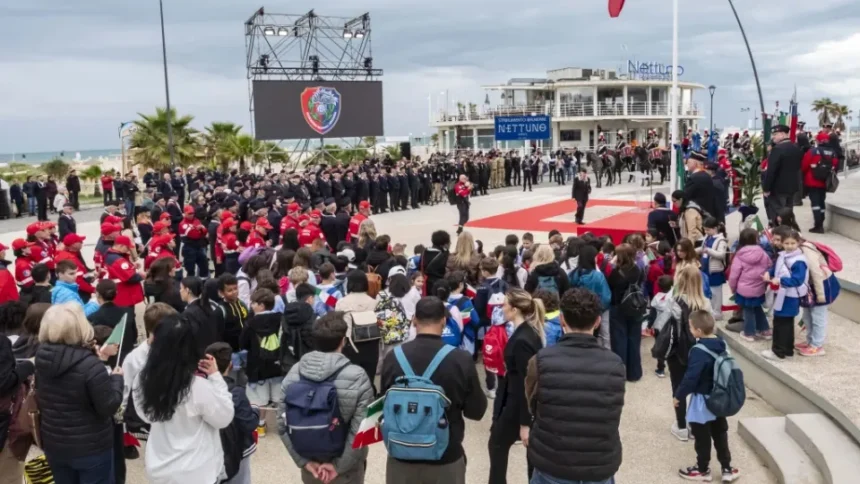La solennità dell’alzabandiera e l’inno aprono il raduno dell’Ass. Carabinieri