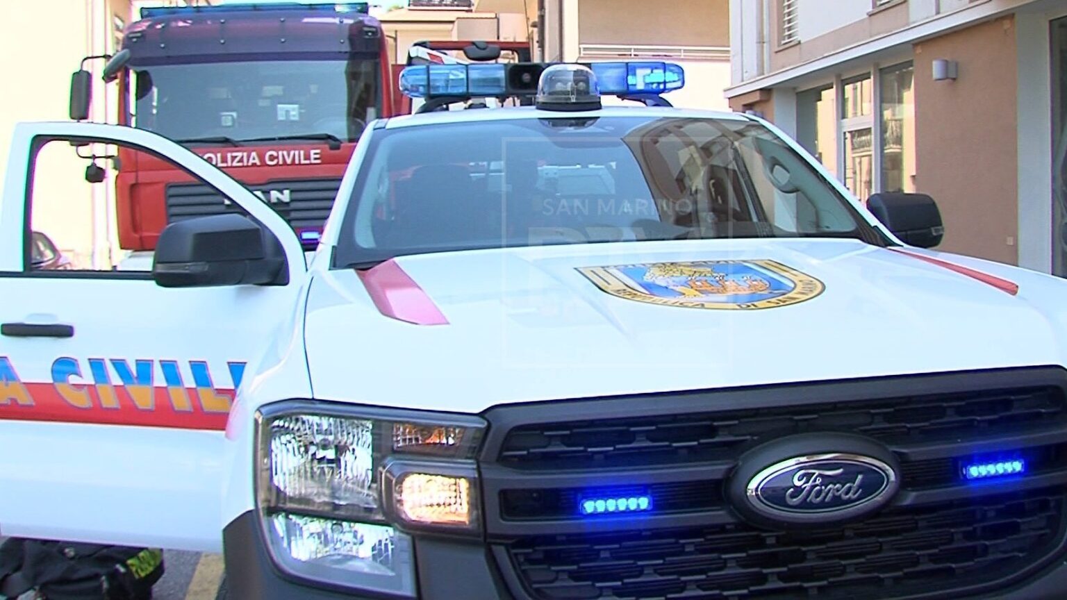 Rimane incastrata tra un autocarro e una ringhiera: interviene la Polizia Civile per liberarla, ferita una 68enne