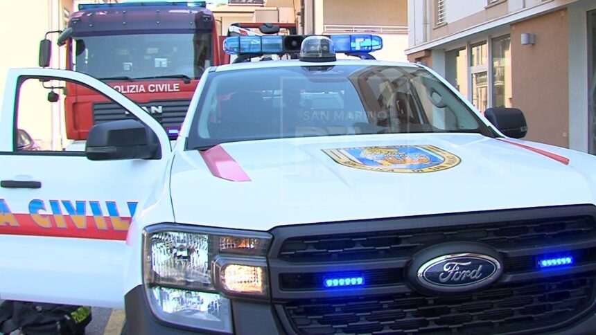 Rimane incastrata tra un autocarro e una ringhiera: interviene la Polizia Civile per liberarla, ferita una 68enne