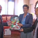 L’arte che unisce: l’opera “Fratellanza” di Belisardi donata all’Ambasciata d’Italia