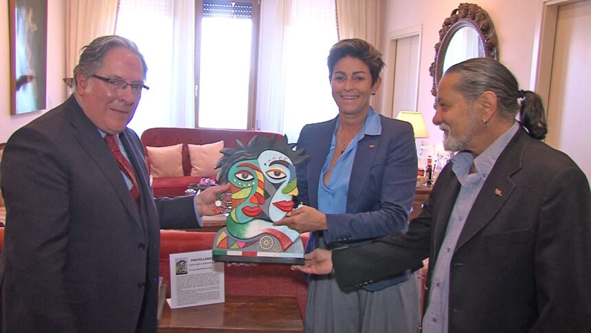 L’arte che unisce: l’opera “Fratellanza” di Belisardi donata all’Ambasciata d’Italia