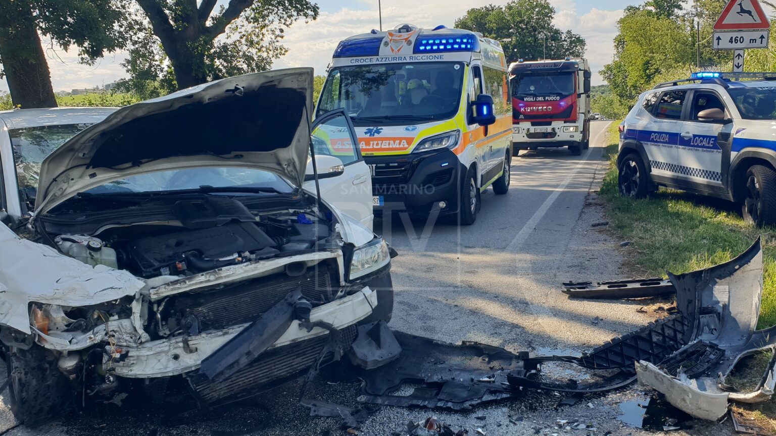 Scontro all’incrocio in via Montescudo: donna ferita gravemente