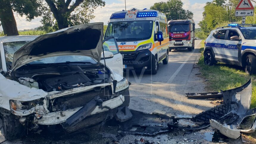 Scontro all’incrocio in via Montescudo: donna ferita gravemente