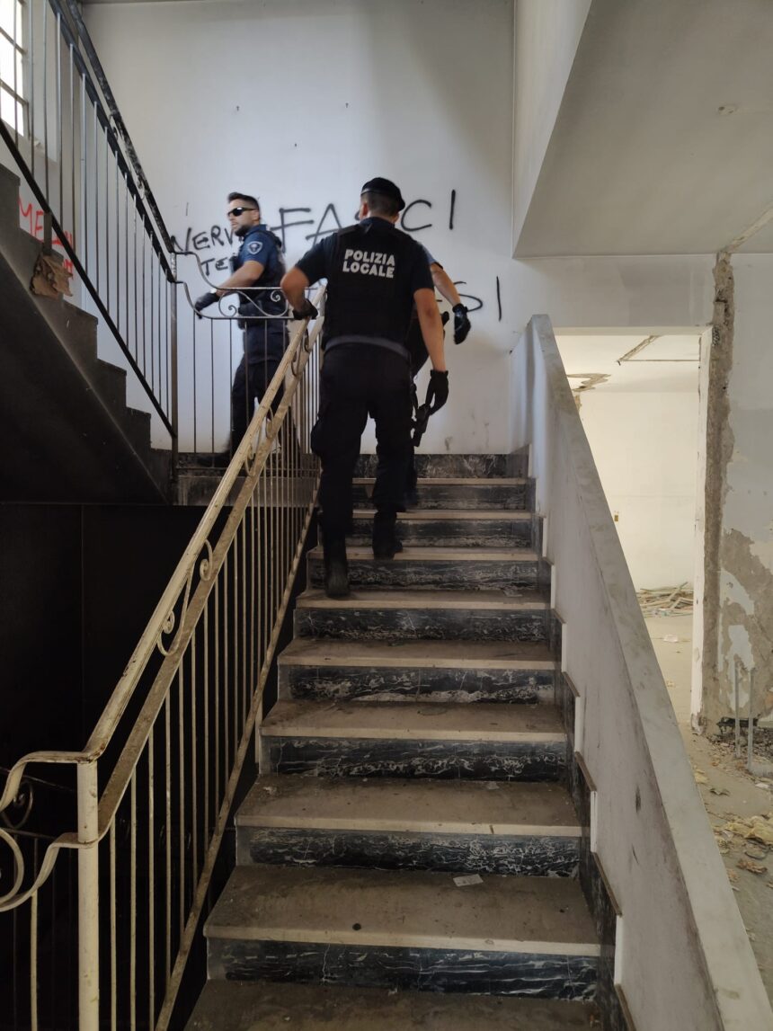 Sgomberato edificio comunale a Rimini: immigrato clandestino denunciato. Blitz della Polizia Locale, oltre cento identificati tra degrado e stupefacenti